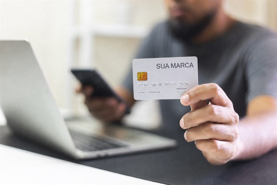 Pessoa segurando cartão personalizado com a própria marca